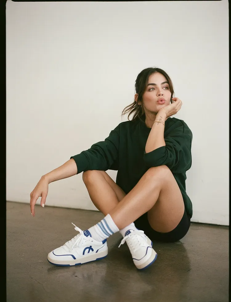 Lucy Hale高衣Q搭配LØCI 4號鞋展現好比例。業者提供