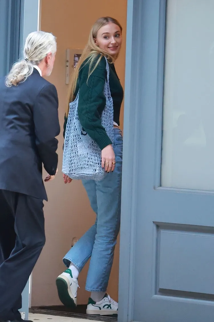 Sophie Turner搭上老錢風熱潮選穿LØCI Neo。業者提供