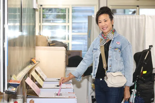 吳欣盈兌現承諾!真的帶賀瓏小物投票 嘆這事「民主缺一角」