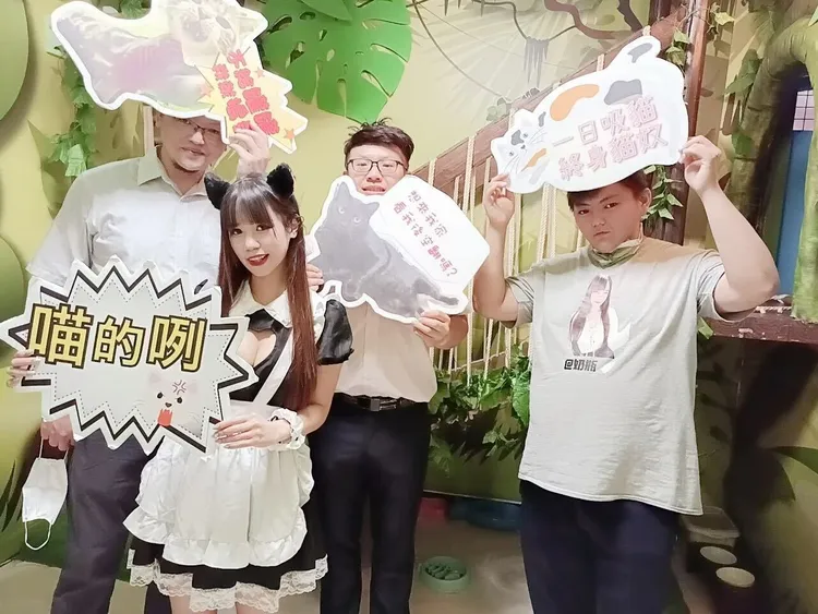 主播奶瓶（左二）常萌翻粉絲。17LIVE提供