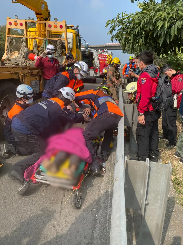 警消將人救出，緊急送醫。讀者提供