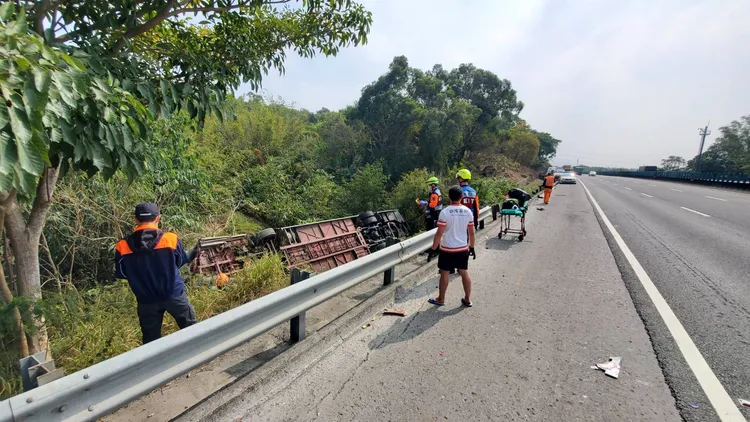 國3北上364公里處傳出遊覽車翻落邊坡事故。讀者提供