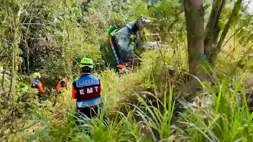 畫面曝光！國3遊覽車衝破護欄翻邊坡　駕駛脫困送醫不治