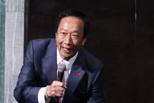 郭粉瘋傳「郭台銘公開信」挺侯康！黃國昌氣炸告發　要國民黨踹共