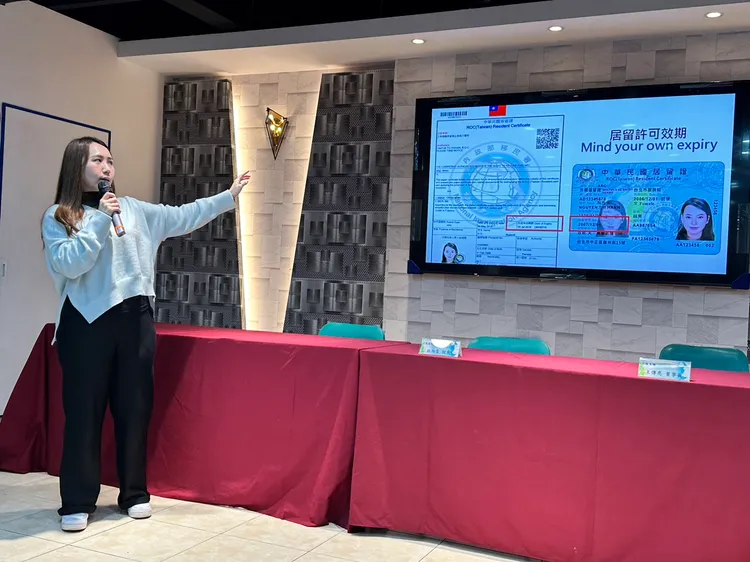 移民官歐孟璇向莊敬高職就學僑生說明在臺居留事項。翻攝畫面