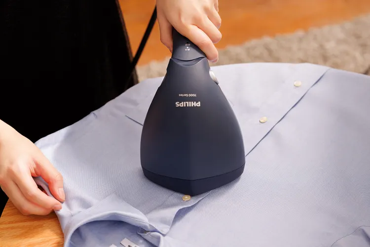 飛利浦頂級手持蒸氣掛燙機 STH7020 噴頭可兩段式調整，輕鬆整燙，平燙掛燙都順手。業者提供