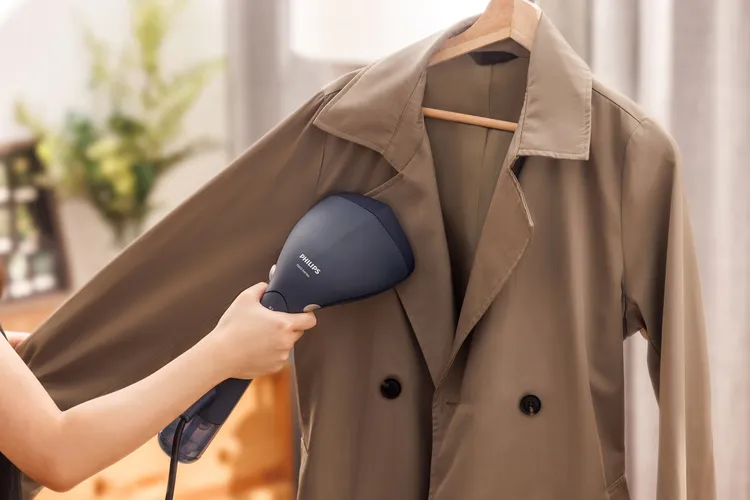 飛利浦頂級手持蒸氣掛燙機 STH7020 尖角噴頭設計，可深入衣領、鈕扣等細節。業者提供