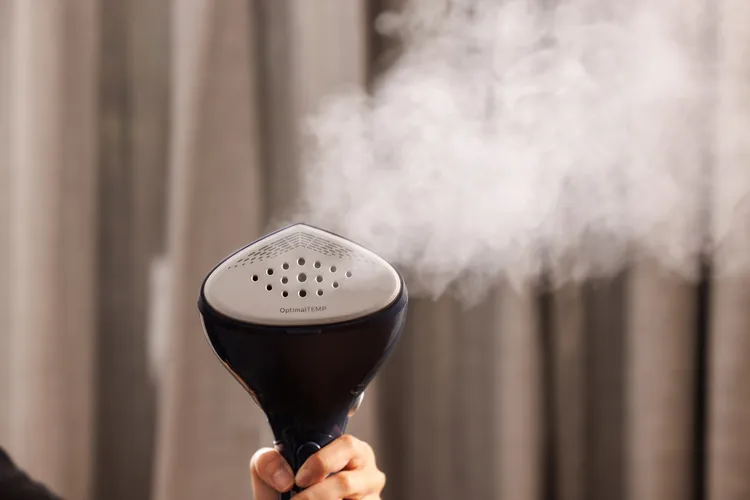 飛利浦頂級手持蒸氣掛燙機 STH7020 穩定澎湃大蒸氣量，OptimalTEMP 熨斗等級燙板具智能溫控科技，可安心無腦熨燙。業者提供