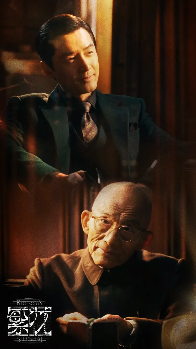 《繁花》劇中「爺叔」游本昌（下）對「阿寶」胡歌來說如師如父。翻攝繁花微博