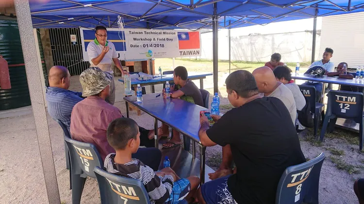 為協助諾魯農業發展及改善諾魯人民營養攝取，我國派遣技術團至諾魯推動「蔬菜生產與營養提升」及「雞蛋生產」計畫。翻攝自中華民國（臺灣）駐諾魯共和國大使館