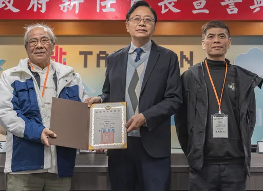 桃市府頒發「無形文化資產登錄證書」 張善政:努力保存文化、傳承發揚