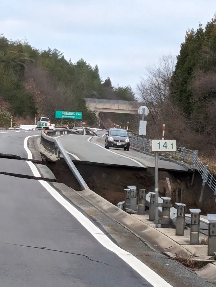 日本強烈地震後，能登里山海道出現斷裂、還陷出一個大洞。翻攝推特@もぬけのから