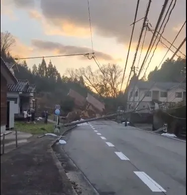 日本民眾上傳電線桿被震壞的景象。翻攝推特