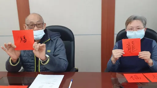 他手抖40年不敢出游!靠北荣神波刀 现开心拿筷夹花生