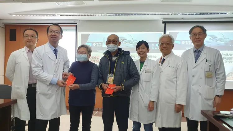 北榮神經內外科團隊與病友劉先生和馬女士。林芳如攝