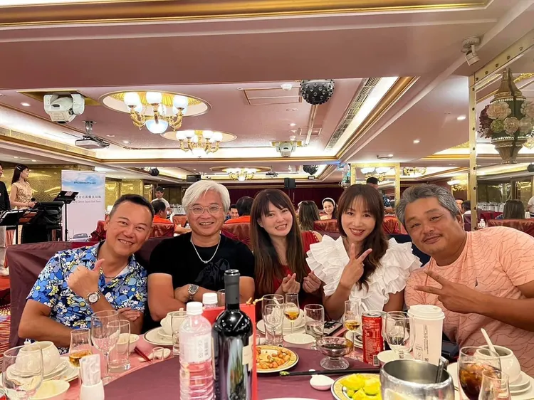 張誌家(右一)與友人聚會。翻攝自詹益男臉書