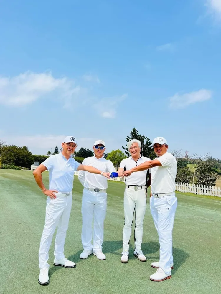 張誌家(右一)近年專注在高爾夫球運動。翻攝自詹益男臉書