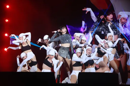 谢金燕稳坐高雄跨年收视之冠　「炸腹肌＋辣长腿」暴冲6万人朝圣