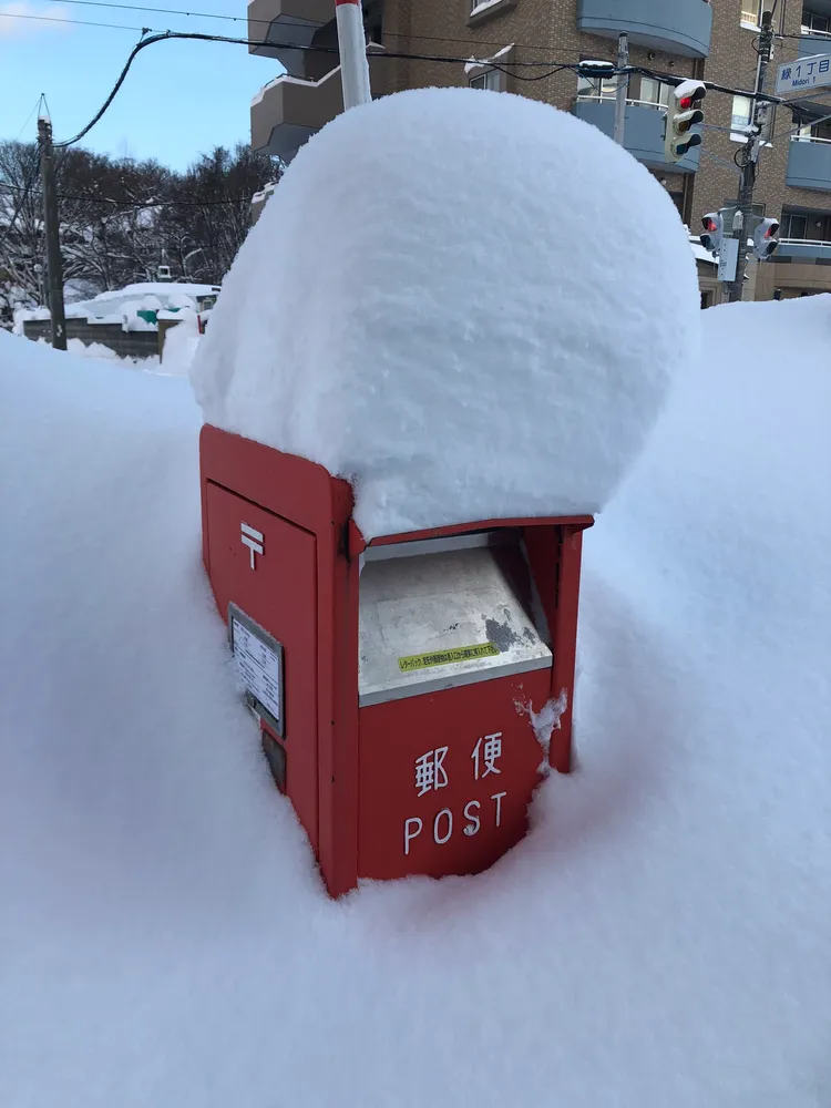 郵筒差點被大雪徹底蓋住。翻攝X
