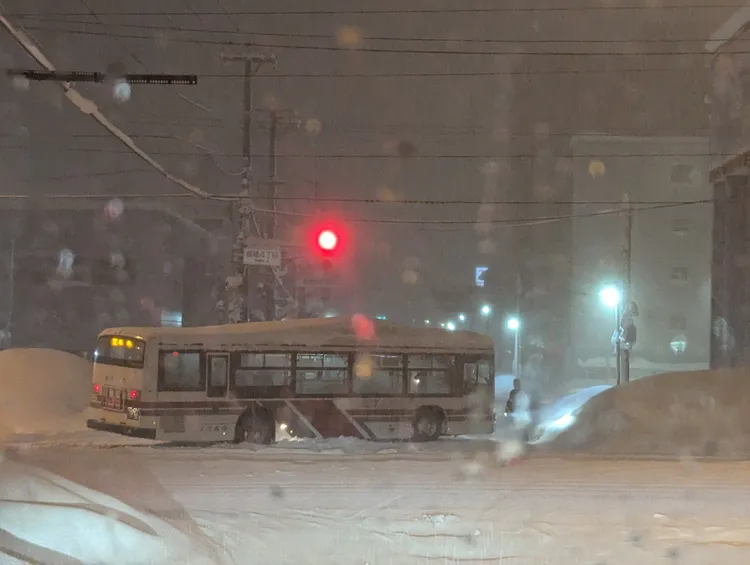 小樽昨晚大雪造成公車在路口拋錨動彈不得。翻攝X