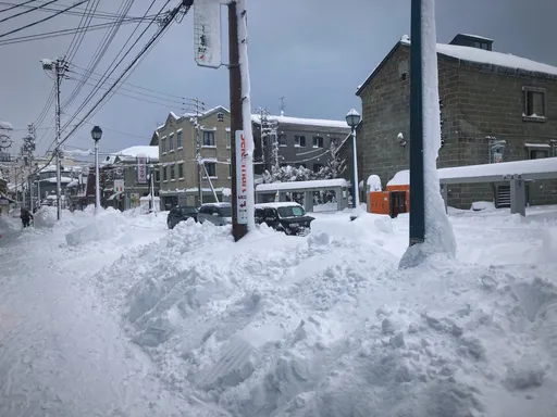 北海道小樽降雪量創新高 道路被雪掩埋居民鏟雪鏟到手軟