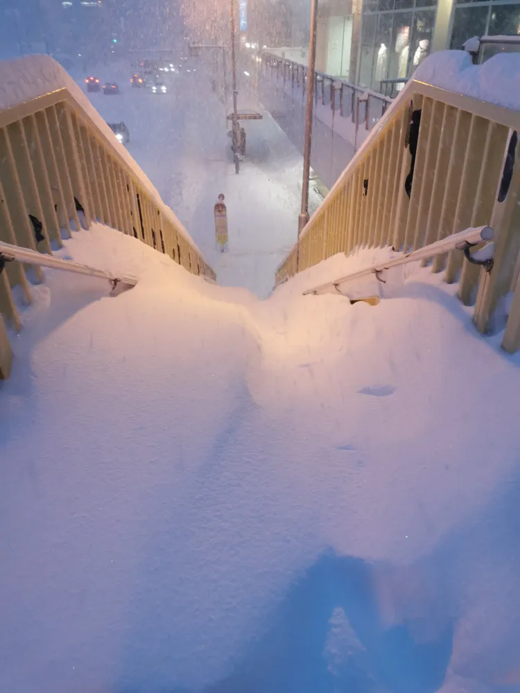 小樽天橋樓梯被大雪埋住完全看不到階梯。翻攝X