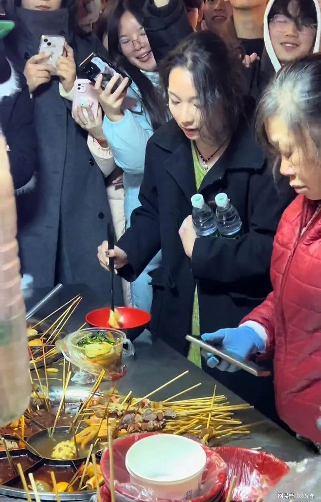 正妹跟闆娘核對價錢，她買的這小碗麻辣燙都是平價食材。翻攝微博/網易湖南長沙