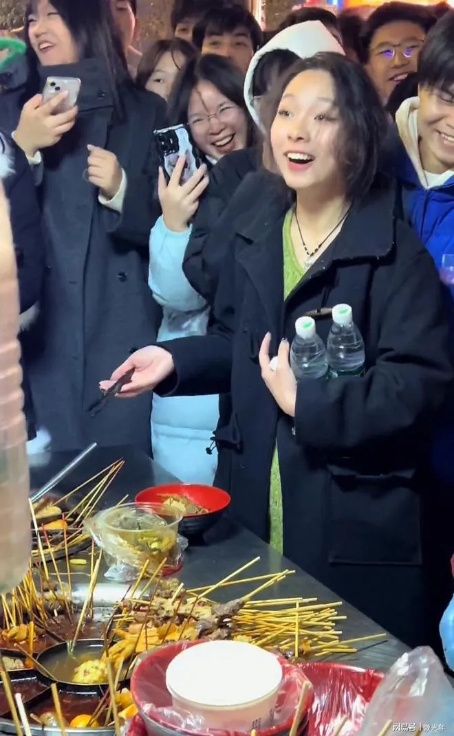 正妹獲勝後，露出甜美燦笑，也讓網友歪樓。翻攝微博/網易湖南長沙