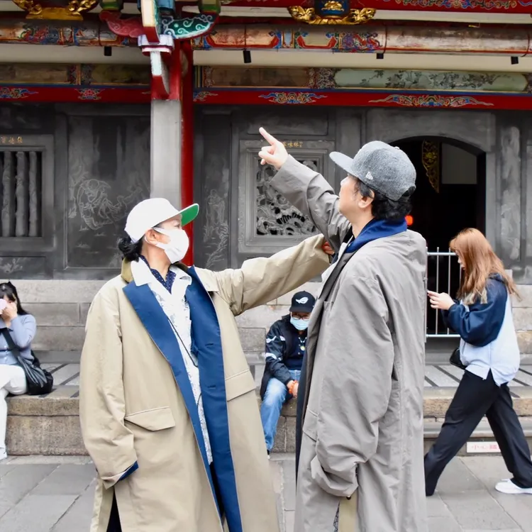 主唱吉田美和（左）與貝斯手中村正人搞笑指著相反方向。翻攝dcte_staff IG