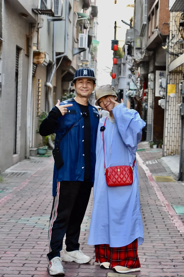 中村正人（左）元旦PO合照問候粉絲新年快樂，照片中他和吉田美和位於台南宮後街。翻攝dcte_staff IG