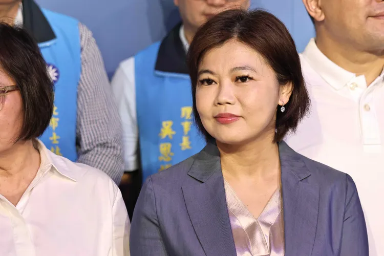 韓國瑜今陪同北市士林大同立委候選人游淑慧掃街。資料照片