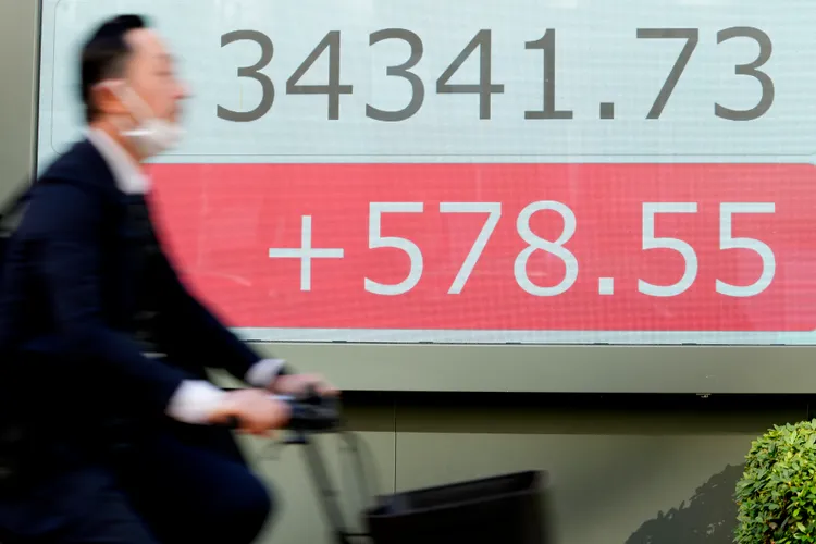 本月10日東京街頭。美聯社