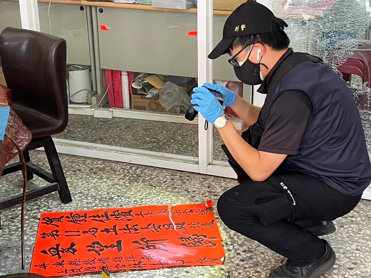 賀紙被撕毀。民眾提供