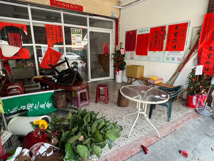 玻璃門被砸出一個大洞，盆栽也被破壞。民眾提供