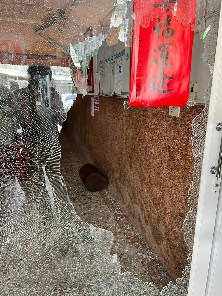 玻璃門被砸破。民眾提供