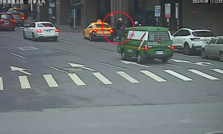 嫌犯搭乘計程車逃逸。翻攝畫面