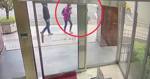 先搭訕後下手！2匪當街搶女背包影片曝光　230萬隔天花到剩28萬