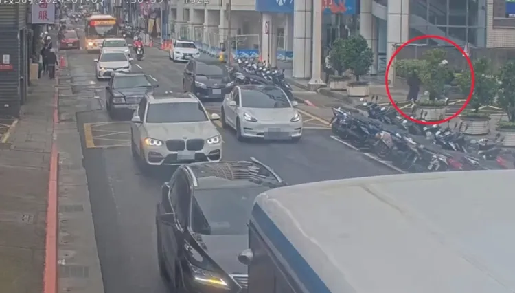 嫌犯得手後狂奔逃離。翻攝畫面