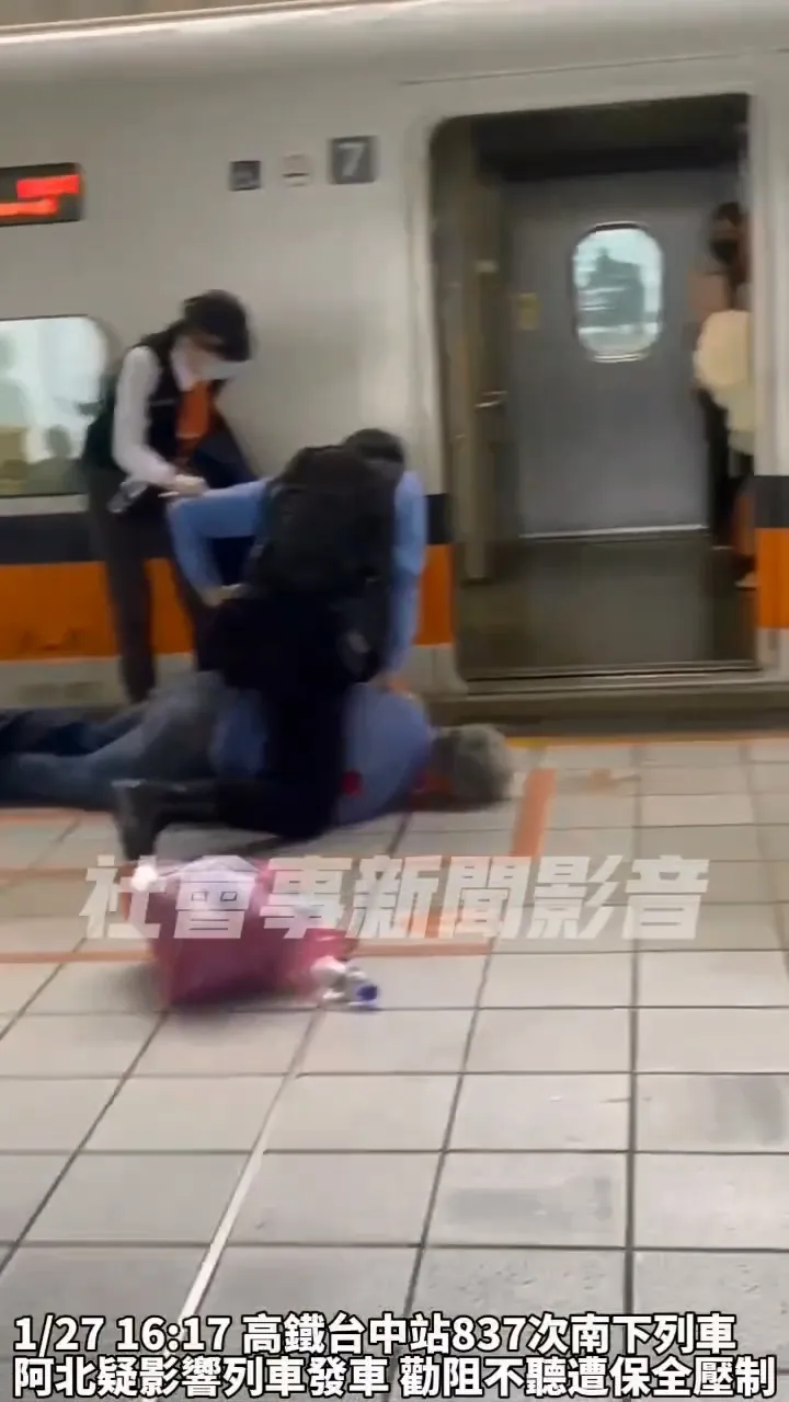 男子遭到保全壓制。翻攝「社會事新聞影音」