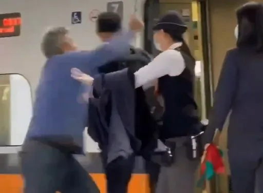 高鐵醉客揮「超派鐵拳」攻擊保全 遭過肩摔壓制求饒:我不打了啦!