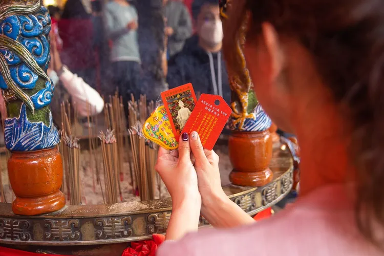 捷絲旅宜蘭礁溪館走春祈福住房專案，獨家贈送每人春節圓滿祈福包，經由旅人之手親自香爐過火更靈驗。業者提供