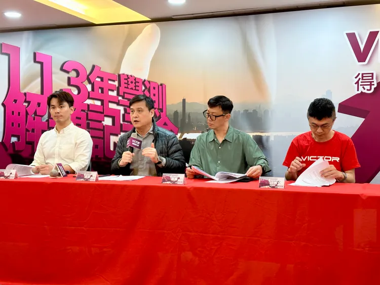 得勝者文教舉行解題記者會，左起地科老師蕭騏、生物老師游夏、化學老師黃鑫、物理老師邱博文。王良博攝