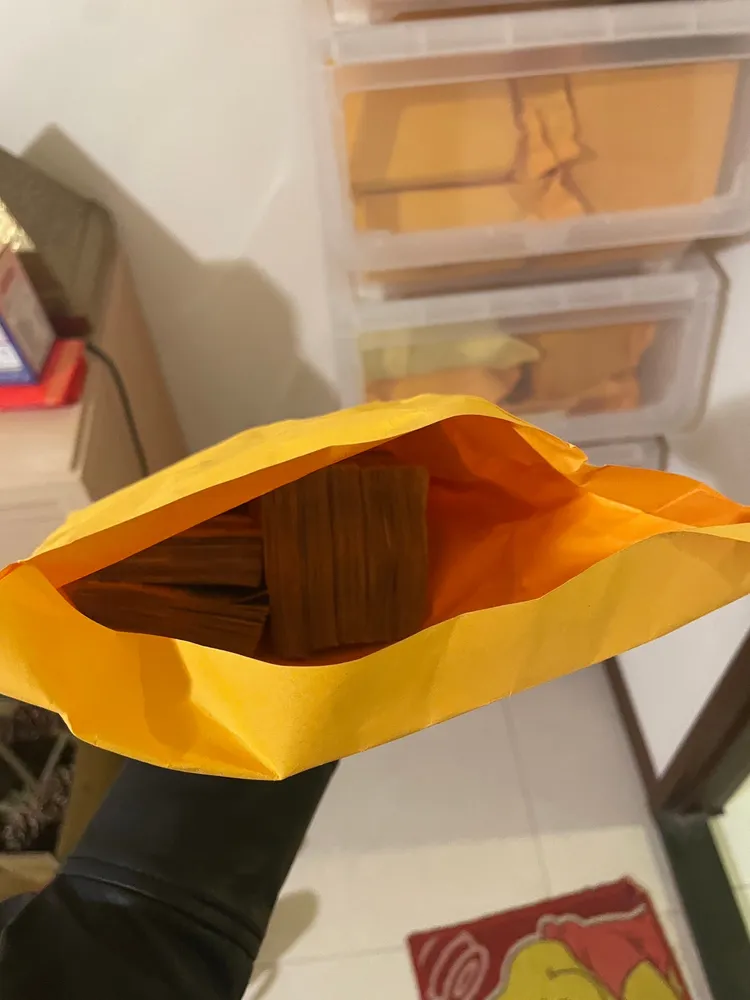 吸金嫌犯用紙袋裝好現金，分別放入透明收納櫃中層層疊好，高度超過一般人。翻攝畫面