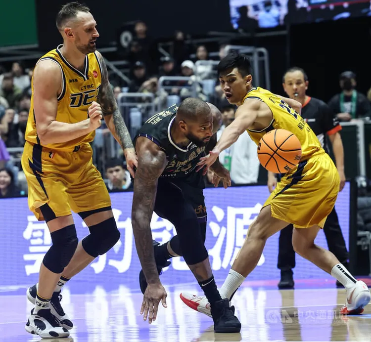 雲豹洋將卡森斯（DeMarcus Cousins）（中）在台第2場出賽，特攻球員黃泓瀚（右）、艾德（左）雙人包夾仍擋不住卡森斯，最終卡森斯全場貢獻25分，助隊拿勝。中央社