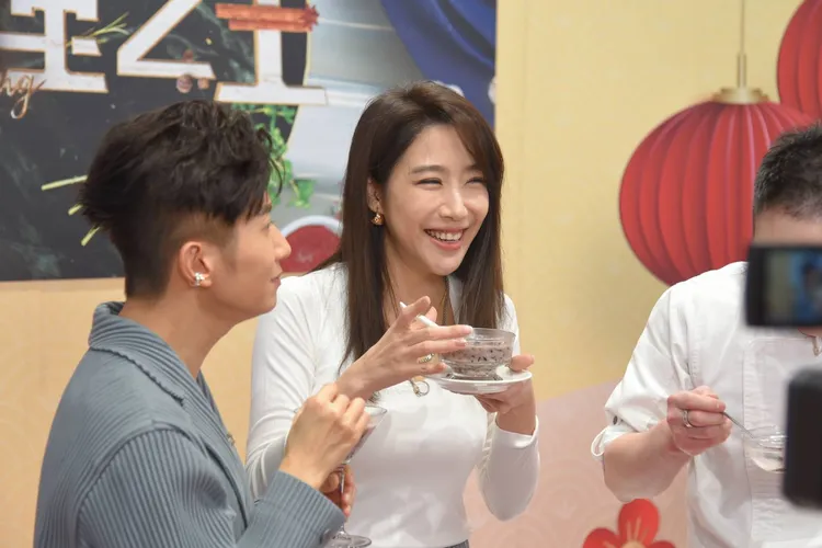 依依（中）說婚前很害怕瓦斯爐，為了小孩去考取證照，已能烹調出一桌好菜。攝影中心攝