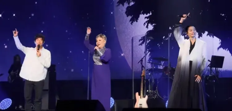 黃品源（左起）與黃小琥、霍尊賭城同台飆歌。翻攝微博