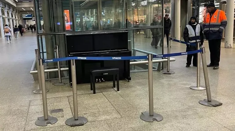 爭議車站現場的公共鋼琴，在小粉紅鬧場後，一度遭英國警方封鎖禁止彈奏。翻攝自翻攝Youtube/Dr K Boogie Woogie (Brendan Kavanagh)