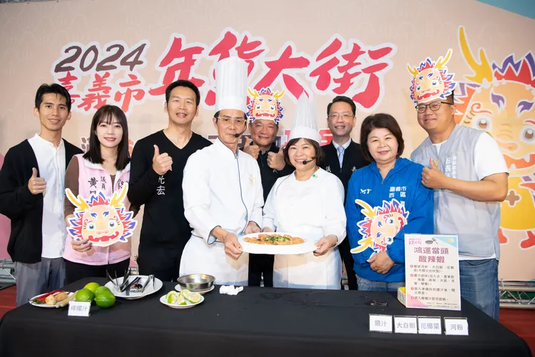 黃敏惠與阿榮師烹煮鴻運當頭酸辣蝦。市府提供