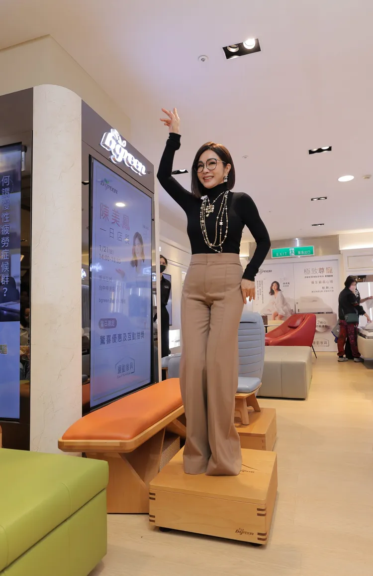 美鳳姐示範「AI智慧雙振幅垂直律動機DR2」，分享不同律動姿勢，維持逆齡好身材。品牌提供