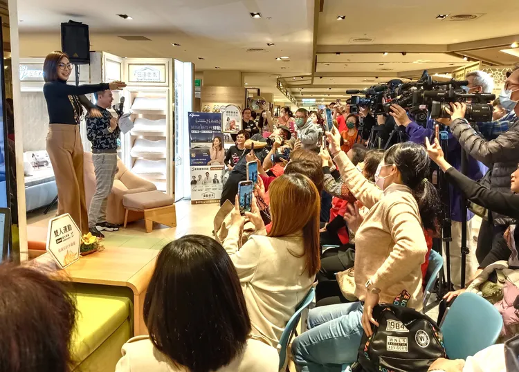 陳美鳳擔任新光三越台中店「bgreen運動家具」的一日店長，造成轟動。品牌提供